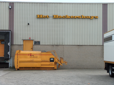 820990 Gezicht op de voorgevel van de loods van de Inkoopvereniging voor ambachtelijk brood- en banketbakkers in midden ...